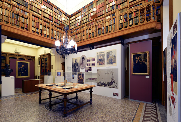 Salle d'exposition dans la bibliothèque du Palais © Exhibit Group