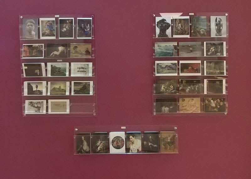 Boutique du musée Thomas Henry équipée de supports de cartes postales par Promuseum. Crédits : Musée Thomas Henry