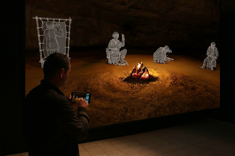 Le dispositif interactif 3D relief en utilisation dans la salle stéréoscopique à Laugerie Basse. ©Art Graphique & Patrimoine