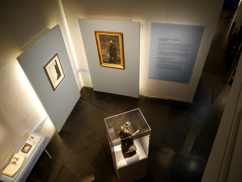 Aménagement muséographique d'une salle d'exposition au Musée d'Art et d'Histoire du Judaïsme par Volume Agencement (ex-Volume International). ©Exhibit Group