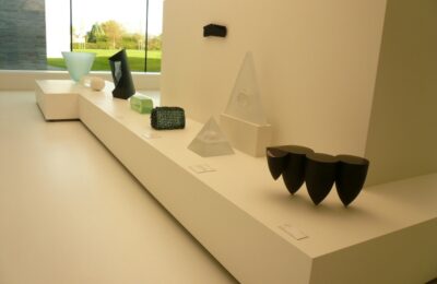 Boscher pour le Musée du Verre - Sars Poterie : signalétique directionnelle et cartels d'oeuvres. ©Boscher