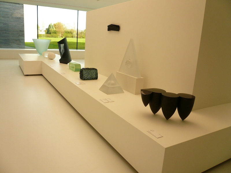 Boscher pour le Musée du Verre - Sars Poterie : signalétique directionnelle et cartels d'oeuvres. ©Boscher