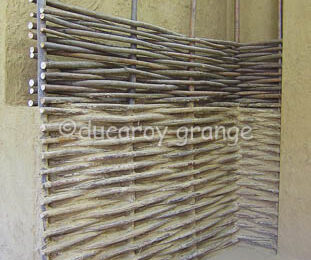 Reconstitution d’un mur d’habitat mérovingien. © Ducaroy Grange