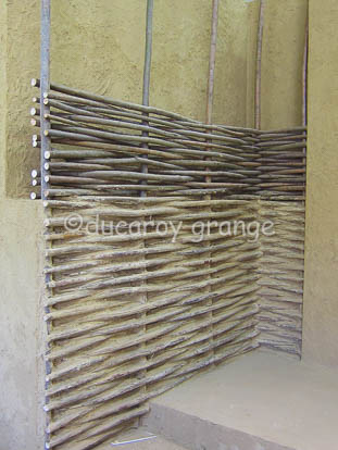 Reconstitution d’un mur d’habitat mérovingien. © Ducaroy Grange