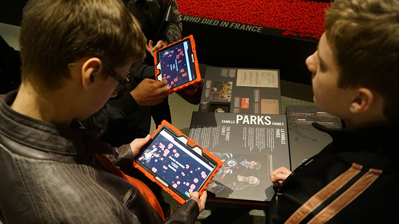Enfants testant l’application « Puzzles à histoire ». ©Centre Juno Beach
