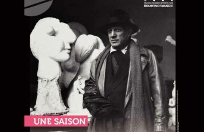 Picasso posant avec les sculptures en plâtre Tête de femme (1931), Femme assise (1931), Buste de Femme (Marie-Thérèse) (1931) et Tête en pierre taillée (1933). Dans l’atelier de Boisgeloup, Gisors. © Succession Picasso 2016 / © RMN-Grand Palais (Musée national Picasso – Paris) / Mathieu Rabeau.