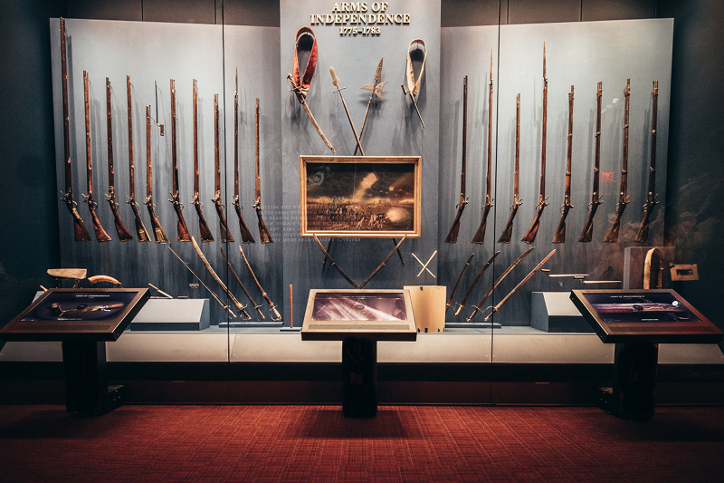 Musée de la Révolution Américaine, Philadelphie, Vitrine "Arms of Independence 1775-1783" réalisée par Goppion. ©Bluecadet