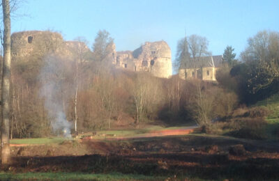 Le chateau de Montcornet surplombant le site en devenir. ©Maîtres du Rêve