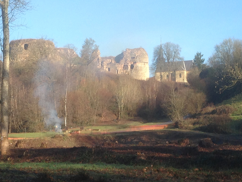 Le chateau de Montcornet surplombant le site en devenir. ©Maîtres du Rêve