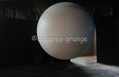 Sphère blanche de 1,60 m de diamètre utilisée comme support de projection. ©Ducaroy Grange