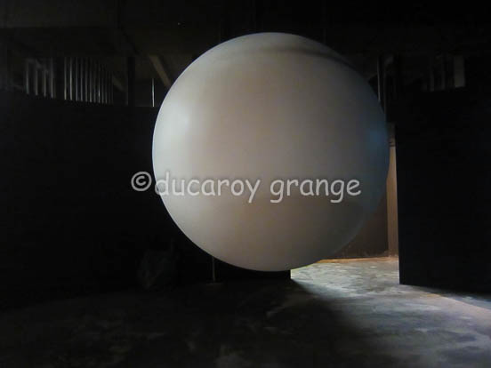 Sphère blanche de 1,60 m de diamètre utilisée comme support de projection. ©Ducaroy Grange