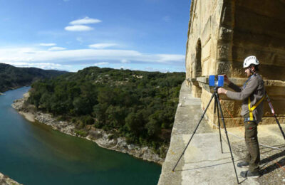 Image du chantier de la numérisation 3D du Pont du Gard par l'équipe d'AGP. ©Art Graphique & Patrimoine
