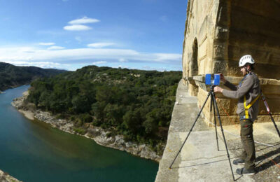 Image du chantier de la numérisation 3D du Pont du Gard par l'équipe d'AGP. ©Art Graphique & Patrimoine