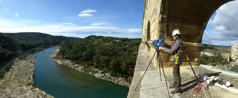 Image du chantier de la numérisation 3D du Pont du Gard par l'équipe d'AGP. ©Art Graphique & Patrimoine