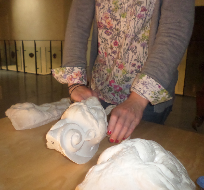 "Guider la découverte tactile d’une œuvre" au centre de sculpture romane, Cabestany (66). ©Mathilde Jolivet-Martin