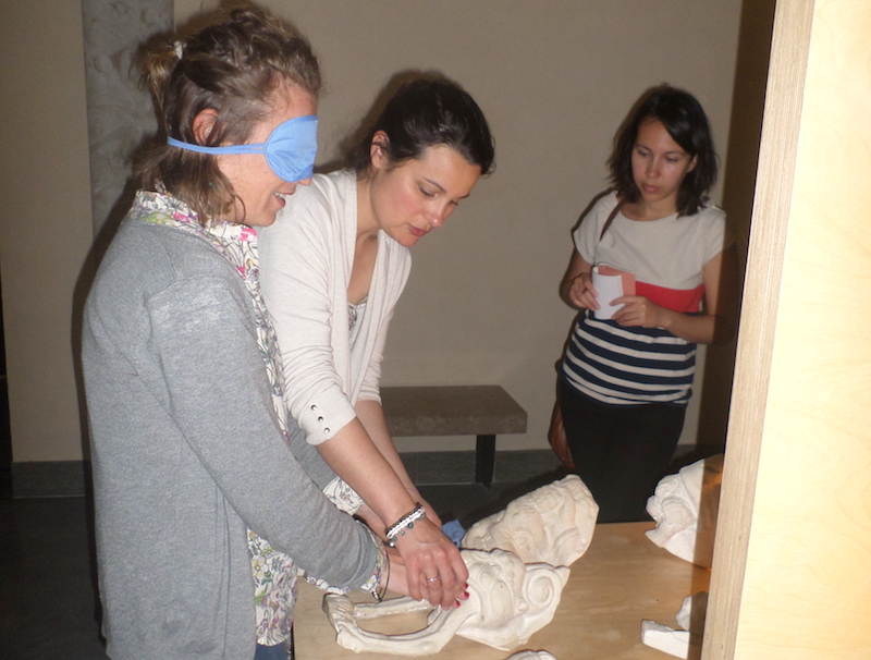 "Guider la découverte tactile d’une œuvre" au centre de sculpture romane, Cabestany (66). ©Mathilde Jolivet-Martin