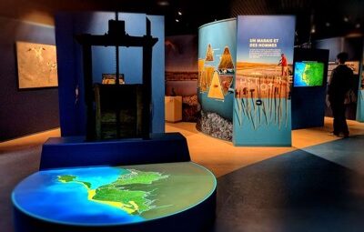 Scénographie avec les deux dispositifs Cent Millions de Pixels. Au premier plan la vidéo projection sur maquette blanche. ©Cent Milllions de Pixels