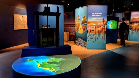 Scénographie avec les deux dispositifs Cent Millions de Pixels. Au premier plan la vidéo projection sur maquette blanche. ©Cent Milllions de Pixels