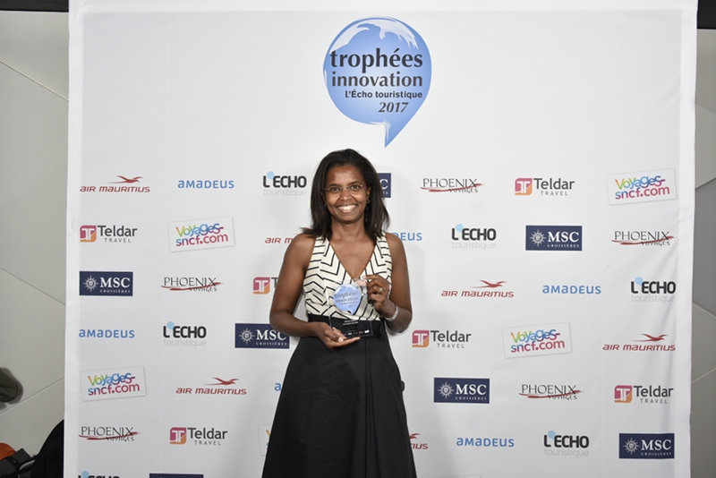 Odile Dussaucy de Mes Sorties Culture, recevant le Trophée de l’innovation 2017, dans la catégorie « services clients » . ©Alexandre Nestora