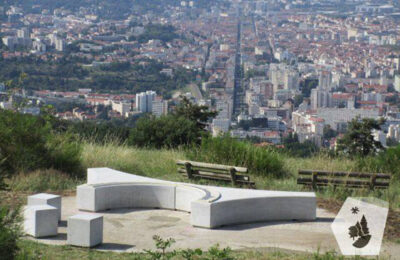 Banc d'orientation du belvédère du Guizay par Polymorphe Design.©Parc naturel régional du Pilat