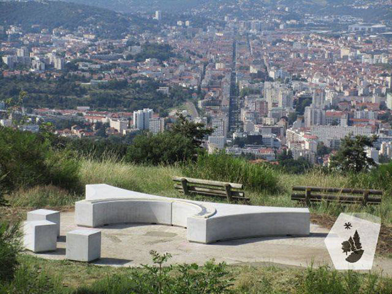 Banc d'orientation du belvédère du Guizay par Polymorphe Design.©Parc naturel régional du Pilat