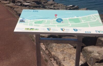 agoracom-signaletique-connectee-table-information-evian