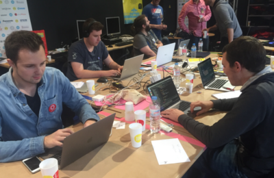 Museomix, séance de code pour préparer l'application "Les allées de la découverte". ©smArtapps