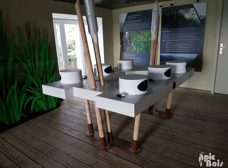 Jardin du Pré Curieux, Evian-les-Bains, mobiliers PIC BOIS : table de reconnaissance. ©PIC BOIS