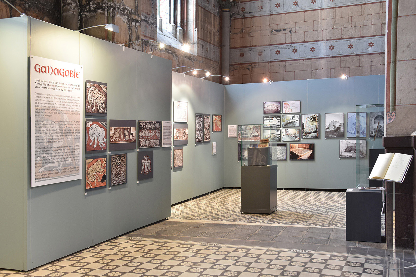 Cloisons Mila-Wall 100 de MBA France pour l'exposition sur le patrimoine départemental des Alpes de Haute-Provence, Cathédrale Saint-Jérôme de Digne-les-Bains. ©JM Delaye - AD AHP