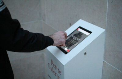 Le livre d'or GuestViews à la Petite Galerie du Louvre. ©GuestViews