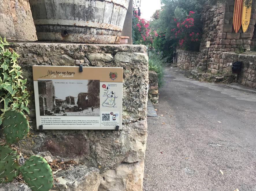Agoracom-signalétique-connectée-Arcs-sur-Argens
