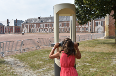 Une enfant testant la borne Timescope à la Citadelle d’Arras. ©Timescope