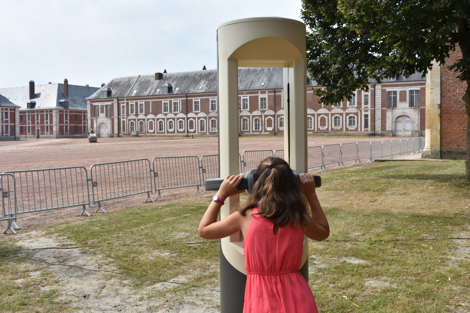 Une enfant testant la borne Timescope à la Citadelle d’Arras. ©Timescope