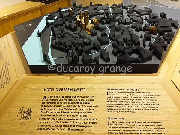 Maquette historique de Sélestat. En lumière : monument remarquable (Hôtel d'Ebersmunster - encore visible aujourd'hui) mis en valeur par un ruban de led réagissant à un capteur capacitif situé sous le meuble de présentation