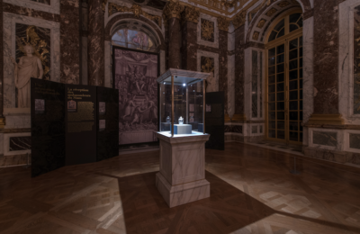 vitrines-vendome-galerie-glaces-versailles-verseuse-siam