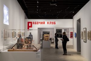 le-chaînon-manquant-production-audiovisuelle-exposition-rouge-grand-palais