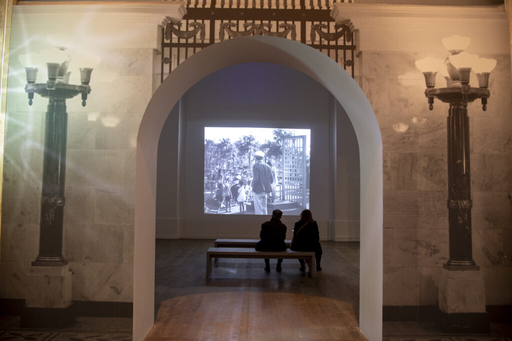 le-chaînon-manquant-production-audiovisuelle-exposition-rouge-grand-palais