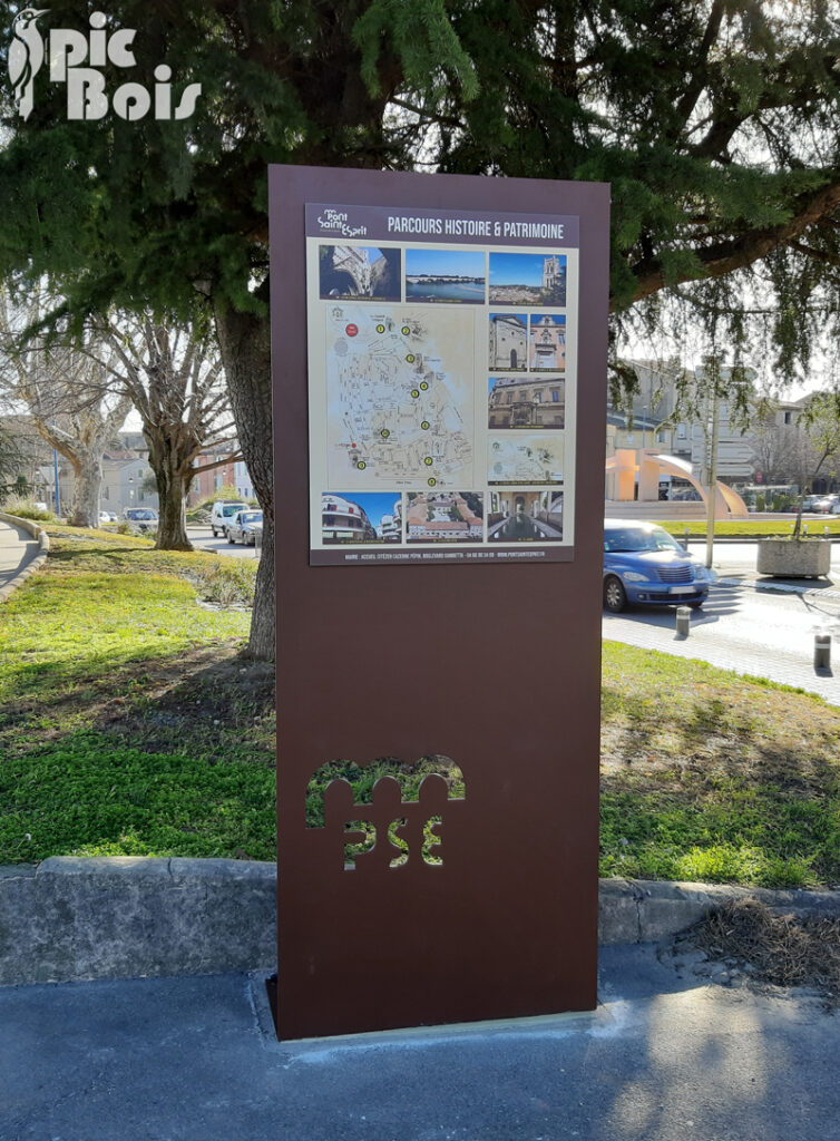 pic-bois-totem-avec-plan-de-situation-Pont-Saint-Esprit