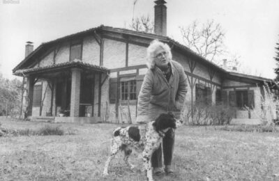 « Christine de Rivoyre devant sa maison, dans les années 1990 » © asso des Amis de Christine de Rivoyre