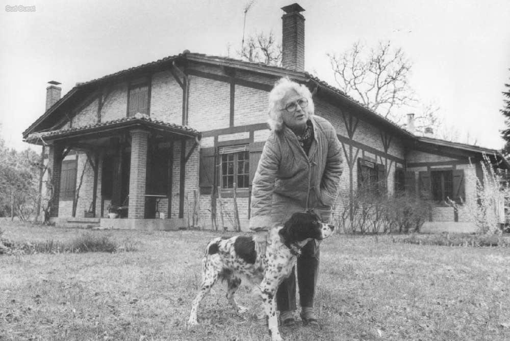 « Christine de Rivoyre devant sa maison, dans les années 1990 » © asso des Amis de Christine de Rivoyre