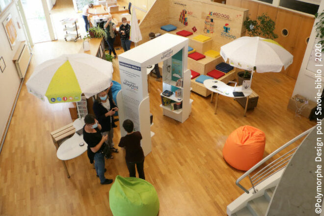 L'exposition est composé de 3 stations de lecture et d'un kiosque de présentation des outils et ouvrages adaptés. L'exposition est composé de 3 stations de lecture et d'un kiosque de présentation des outils et ouvrages adaptés.