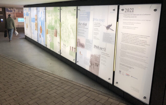 Ligne du temps sous forme de mur lumineux rétro-éclairé