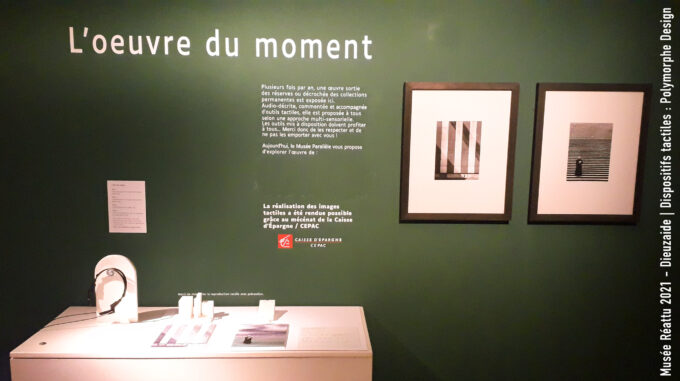 Dispositif tactile au musée Réattu : à côté des 2 œuvres originales se trouvent les 2 interprétation tactile et un casque pour écouter l'audiodescription.