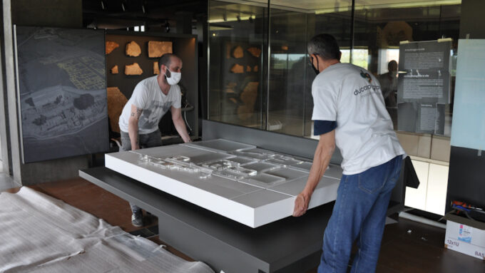 Maquettistes Ducaroy Grange en cours d'installation au Musée de Mariana