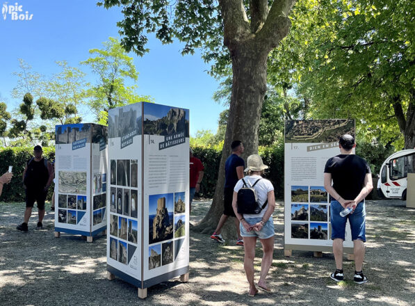 Totems modulables pour l'exposition "D'une inscription à l'autre" à Carcassonne